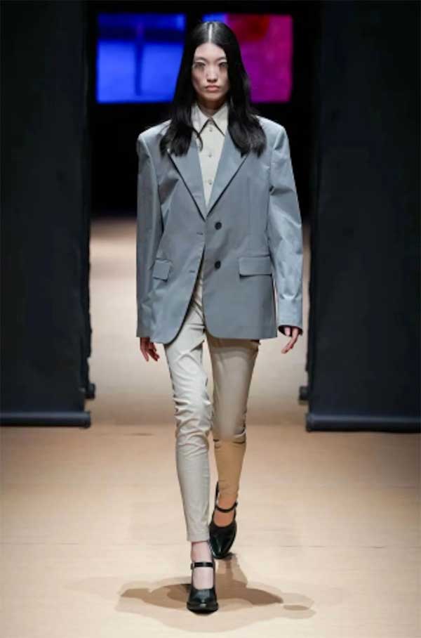  杨羚 The Row SS 2023 RTW #巴黎时装周#PFW2023 2023春夏秀场哪种潮牌品牌比较好看？（2023春夏国际时装周6登TOPSHOW，超模杨羚锋芒尽显）