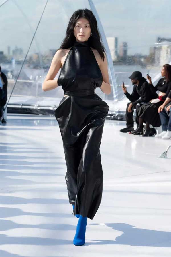  杨羚 The Row SS 2023 RTW #巴黎时装周#PFW2023 2023春夏秀场哪种潮牌品牌比较好看？（2023春夏国际时装周6登TOPSHOW，超模杨羚锋芒尽显）