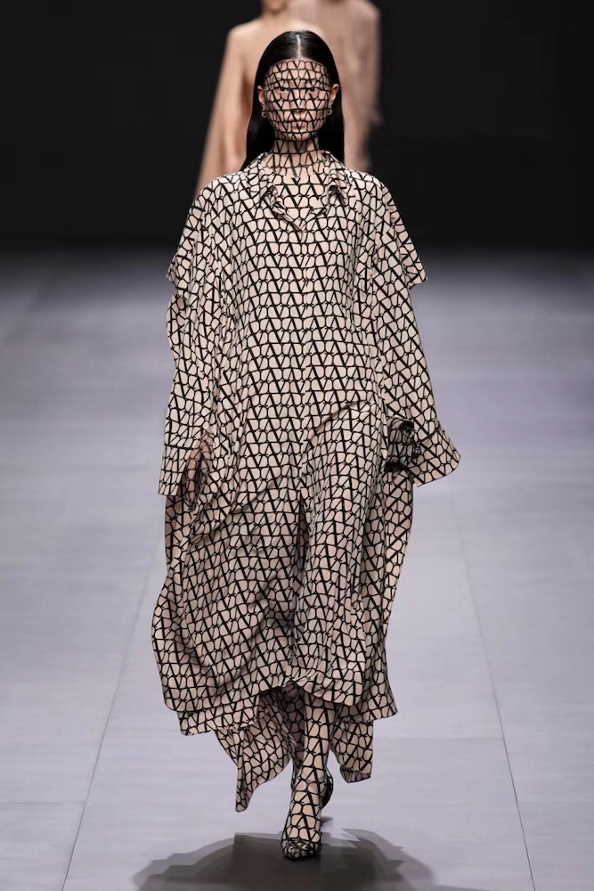  杨羚 The Row SS 2023 RTW #巴黎时装周#PFW2023 2023春夏秀场哪种潮牌品牌比较好看？（2023春夏国际时装周6登TOPSHOW，超模杨羚锋芒尽显）