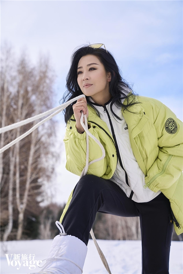 相信众多明星的喜爱 潮牌冬季如何御寒提醒（苗圃、王秀竹真会穿衣服亮色羽绒服出街减龄又精致）
