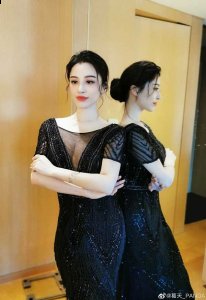 在人的内心缓缓升起哪种潮牌品牌比较好看？（“气质女神”葛天出席时尚活动，一袭黑裙，尽显优雅风韵）