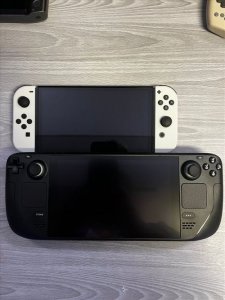  根据之前的消息 潮牌游戏互动（Steam Deck与同类对比照 身型“健硕”不建议躺着玩）