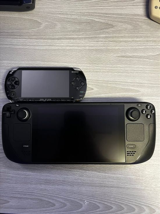  根据之前的消息 潮牌游戏互动（Steam Deck与同类对比照 身型“健硕”不建议躺着玩）
