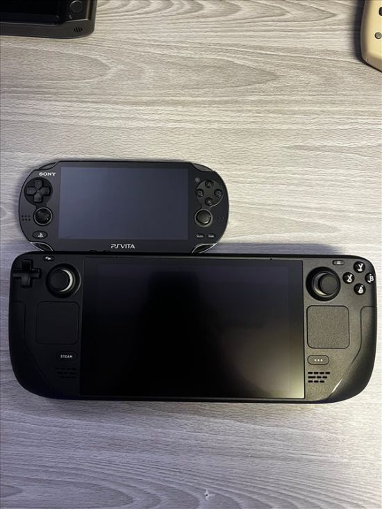  根据之前的消息 潮牌游戏互动（Steam Deck与同类对比照 身型“健硕”不建议躺着玩）