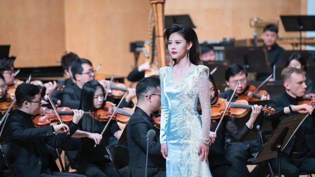 栾凯评价说：“朱正怀的音色亮丽、动听！演唱亲切、感人 潮牌冬季如何御寒提醒（女高音朱正怀：感恩家人和老师，让我从小鸭蜕变成今天的样子）