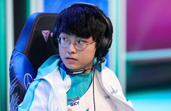 表示中单队员许秀(ID：ShowMaker)与辅助队员金亨圭(ID：Kellin)确诊新冠 2022冬季潮牌新款推荐（《英雄联盟》DK战队：中单ShowMaker与辅助Kellin确诊新冠）