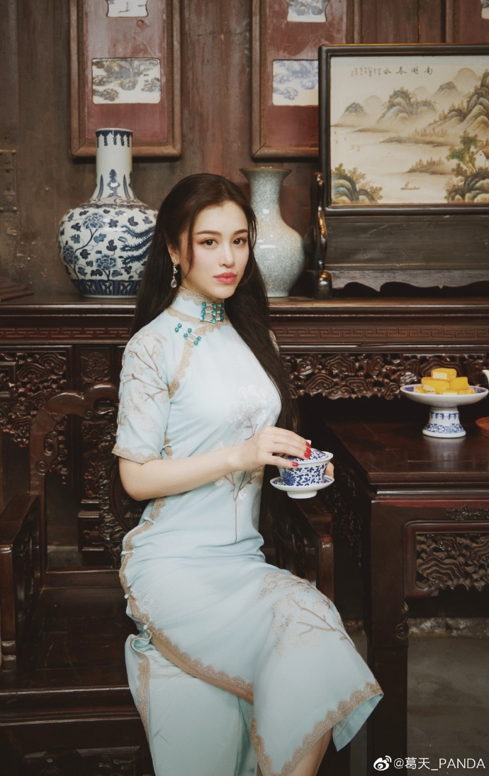刻画的角色在观众心里哪种潮牌品牌比较好看？（葛天新剧照被晒出，再现旗袍造型，明眸皓齿皆是风情）