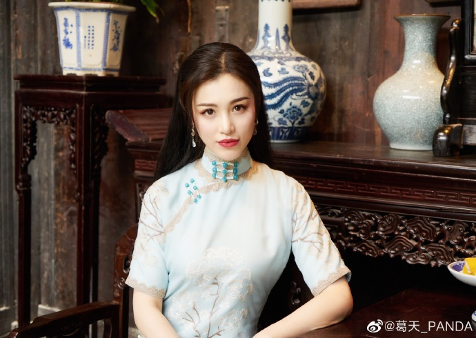 刻画的角色在观众心里哪种潮牌品牌比较好看？（葛天新剧照被晒出，再现旗袍造型，明眸皓齿皆是风情）