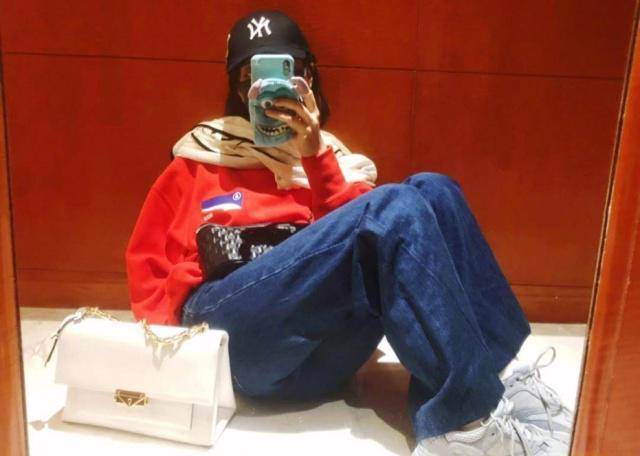  而吴昕卖的二手物品价值从几十元到五、六百元不等 潮牌冬季如何御寒提醒（综艺节目当背景板 吴昕的“商业头脑”可不简单）