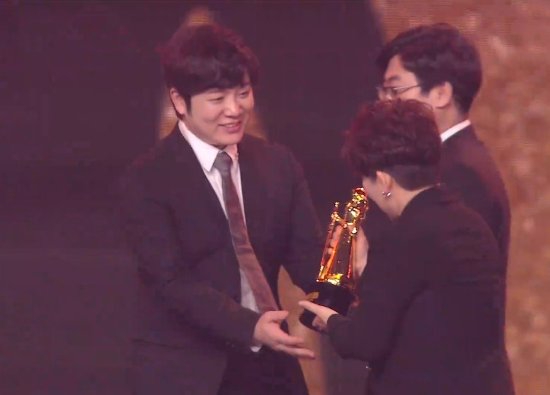 EDG.Scout获《英雄联盟》2021年度MVP EDG获最佳俱乐部 街拍潮牌推荐（EDG.Scout获《英雄联盟》2021年度MVP EDG获最佳俱乐部）