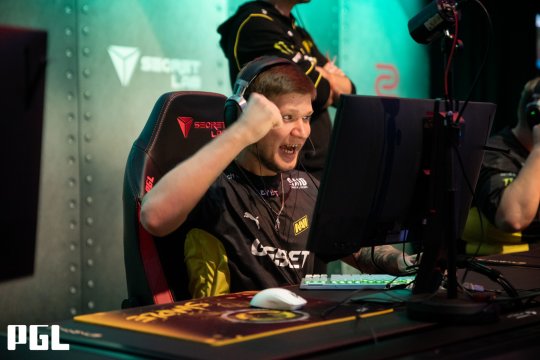 下半场小火苗5个人手枪局蹲走B二楼 潮牌游戏互动（CSGO 新王NaVi登基！三进决赛s1mple终圆梦）