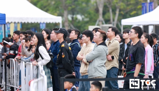 现场还有精彩的乐队表演、coser表演为玩家一一呈现 潮牌冬季如何御寒提醒（来享受职业选手“同款”竞技体验！TGC海南站电竞赛事火热进行中）