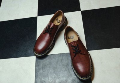 UNDERCOVER x DR. MARTENS「1461」联名鞋款即将发售