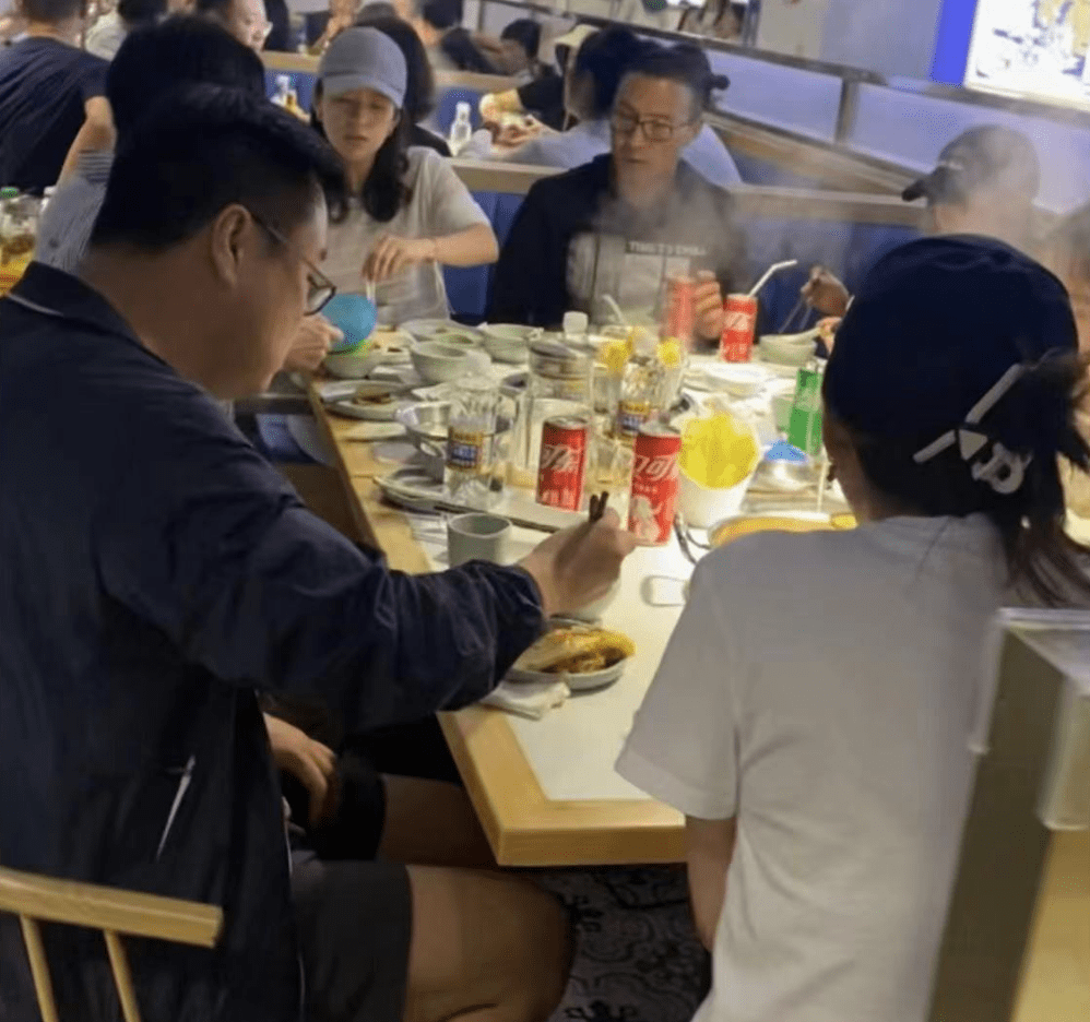 还是根本没有同行呢？但是网友们都猜测既然是全家出游 2022冬季潮牌新款推荐（网友三亚偶遇汪峰一家 章子怡闷闷不乐聚餐氛围严肃）