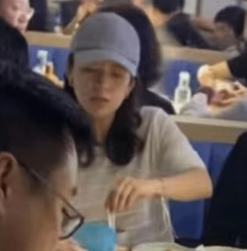 还是根本没有同行呢？但是网友们都猜测既然是全家出游 2022冬季潮牌新款推荐（网友三亚偶遇汪峰一家 章子怡闷闷不乐聚餐氛围严肃）