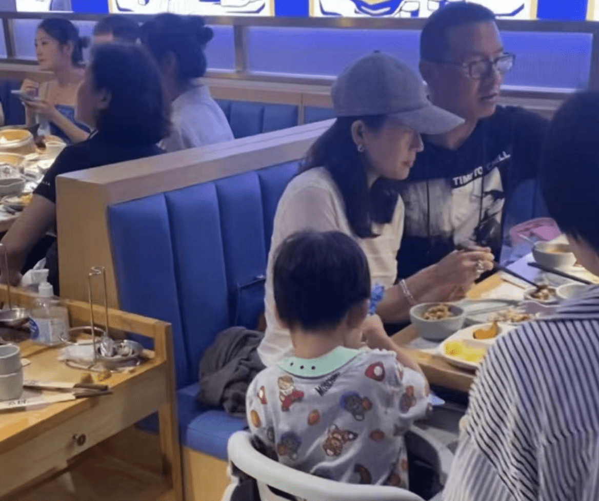 还是根本没有同行呢？但是网友们都猜测既然是全家出游 2022冬季潮牌新款推荐（网友三亚偶遇汪峰一家 章子怡闷闷不乐聚餐氛围严肃）