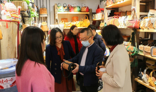 接下来将力推“创新集聚 潮牌冬季如何御寒提醒（中港皮具城兔年开门红，吹响高质量发展奋进号角）