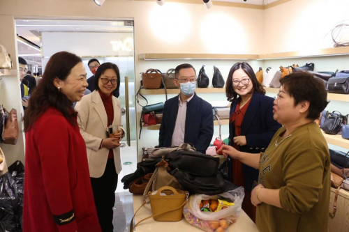 接下来将力推“创新集聚 潮牌冬季如何御寒提醒（中港皮具城兔年开门红，吹响高质量发展奋进号角）