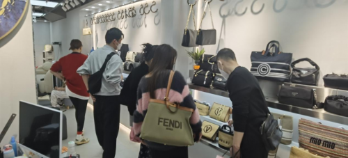 接下来将力推“创新集聚 潮牌冬季如何御寒提醒（中港皮具城兔年开门红，吹响高质量发展奋进号角）