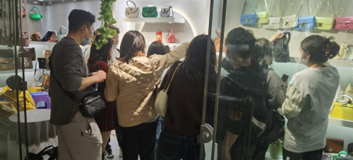 接下来将力推“创新集聚 潮牌冬季如何御寒提醒（中港皮具城兔年开门红，吹响高质量发展奋进号角）