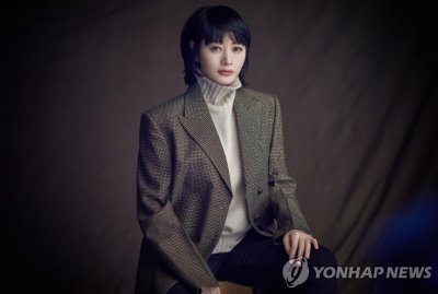  左起郑丽媛、金世正、十七岁的S.Coups 天灾无情人有情 2022冬季潮牌新款推荐（韩国韩智敏、NCT道英、MC梦各向土耳其灾区捐赠1亿韩元）