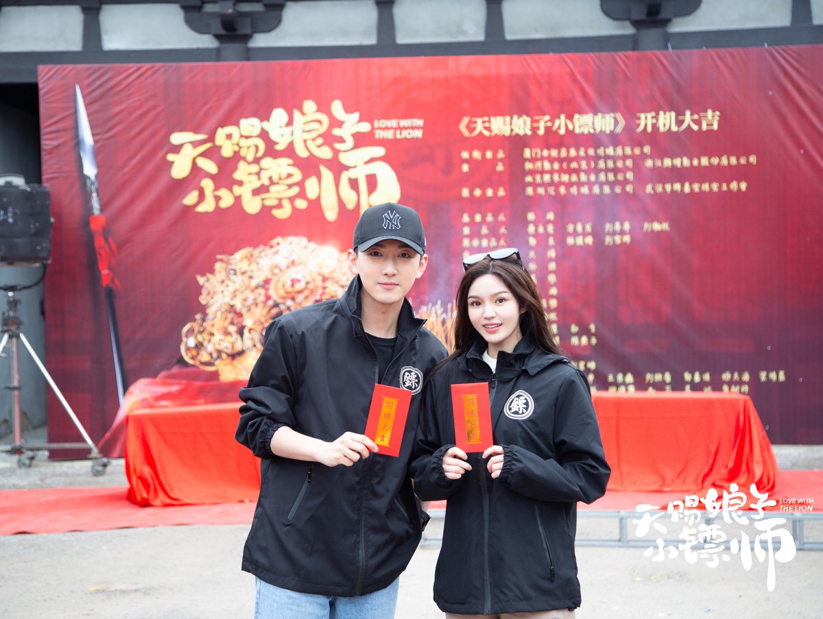 《夜燕白》中饰演司马繁 街拍潮牌推荐（古装甜宠喜剧《天赐娘子小镖师》开机 神力镖师错上花轿）
