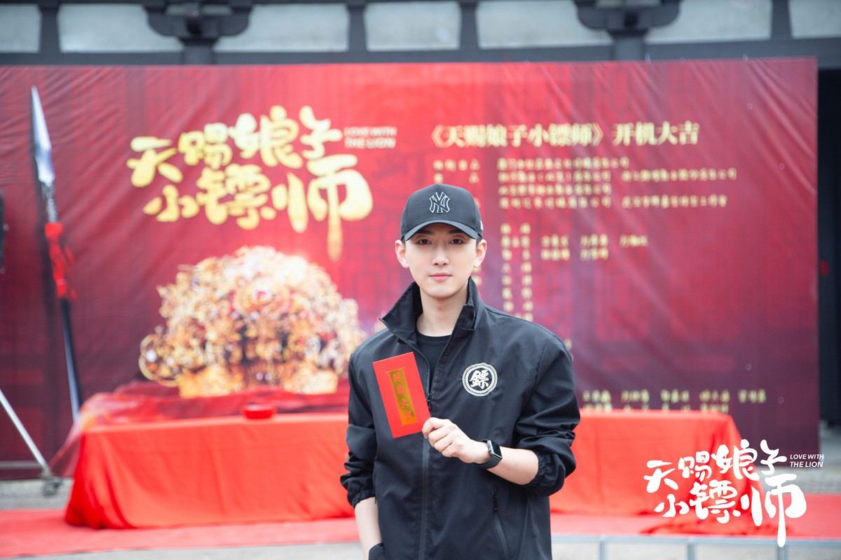 《夜燕白》中饰演司马繁 街拍潮牌推荐（古装甜宠喜剧《天赐娘子小镖师》开机 神力镖师错上花轿）