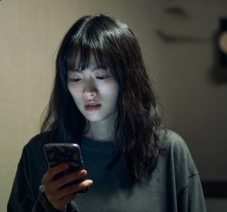 ”本片是他的导演处女作 潮牌游戏互动（电影《只是掉了智能手机》主演千玗嬉：我认为可以将其视为现实的恐惧。”）