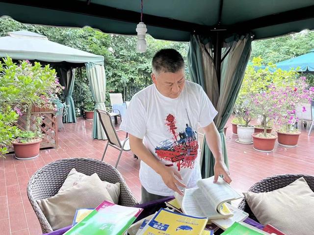 梁实高考成绩未过二本线 潮牌冬季如何御寒提醒（高考钉子户梁实第26次高考未过二本线，文综大失所望）