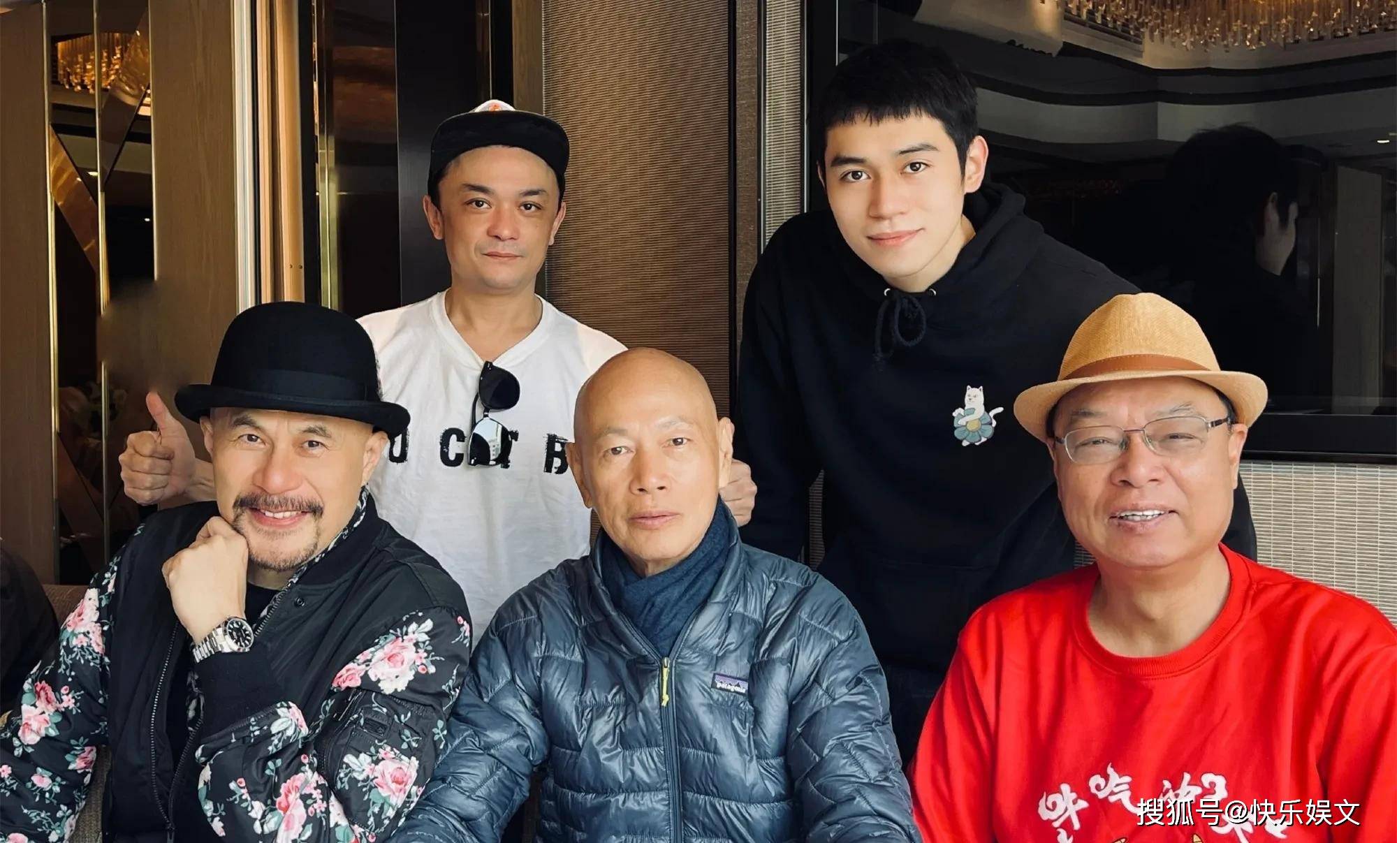 表情动作都做得非常到位 哪种潮牌品牌比较好看？（徐锦江回香港探亲访友 与罗家英等昔日好友欢聚）