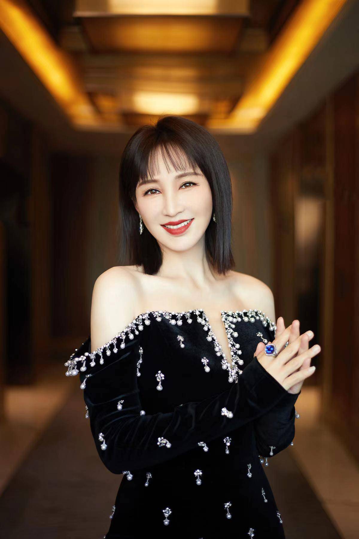 岁月真的是也太偏爱她了吧！” 潮牌游戏互动（岳丽娜亮相搜狐时尚盛典 网友惊呼“岁月对她太偏爱”）