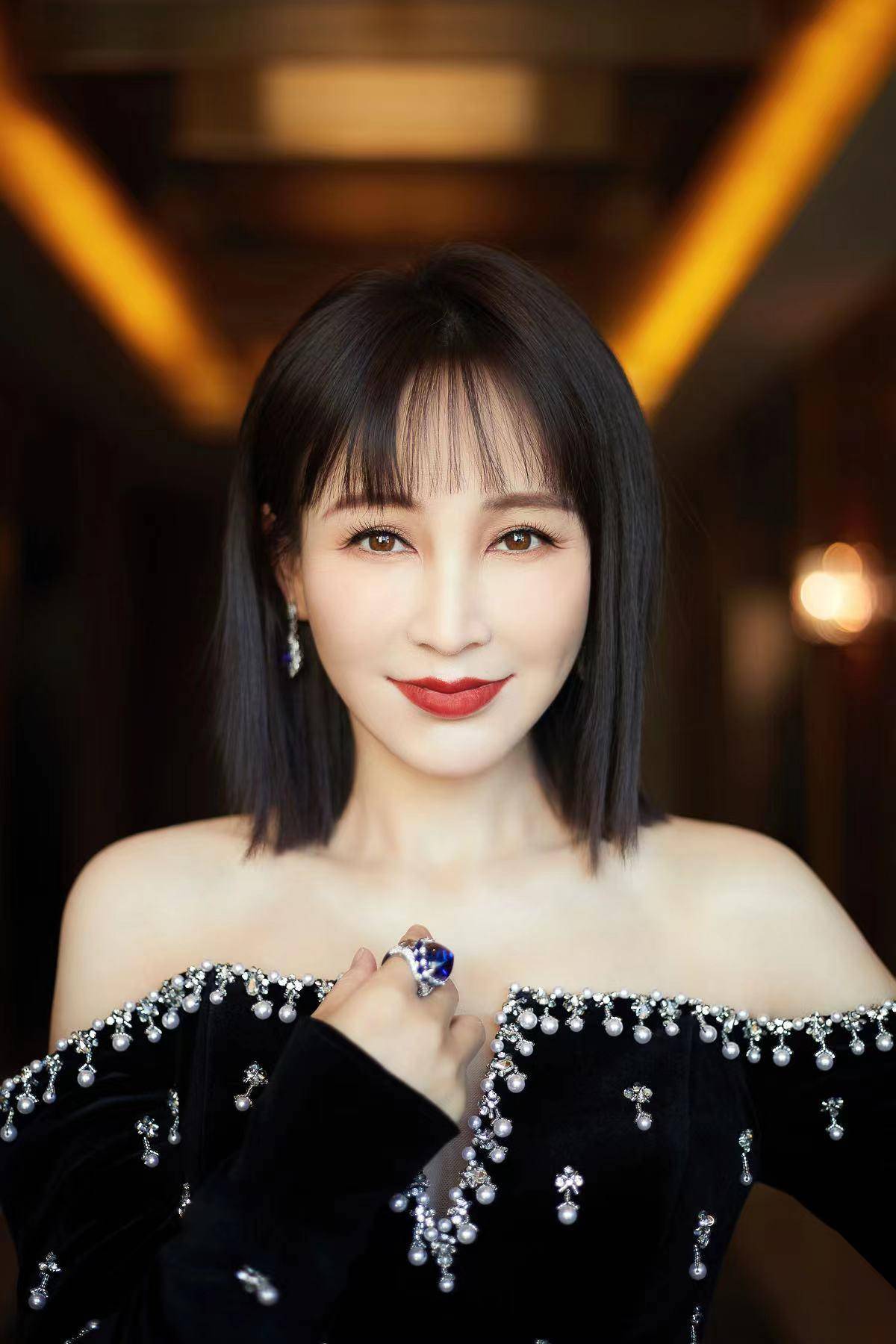 岁月真的是也太偏爱她了吧！” 潮牌游戏互动（岳丽娜亮相搜狐时尚盛典 网友惊呼“岁月对她太偏爱”）