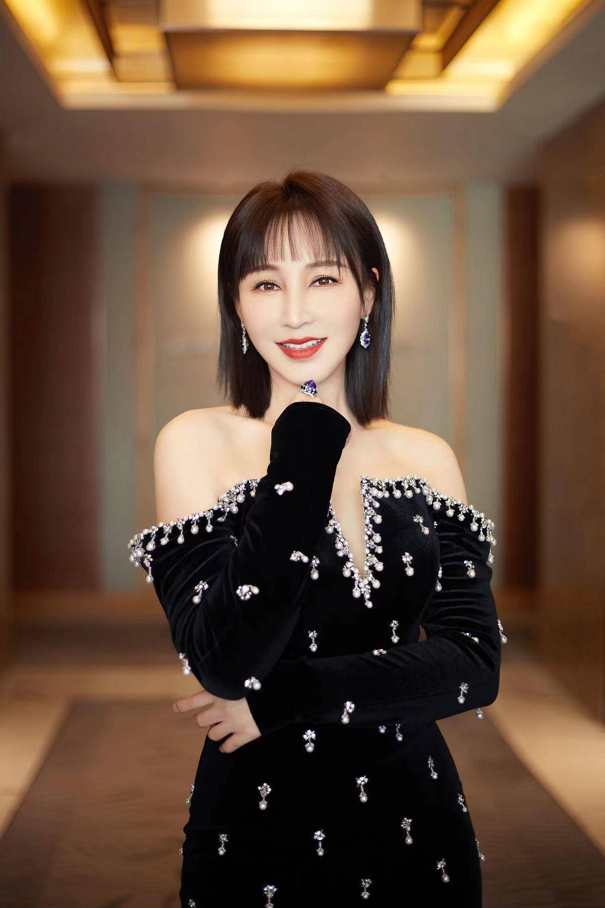 岁月真的是也太偏爱她了吧！” 潮牌游戏互动（岳丽娜亮相搜狐时尚盛典 网友惊呼“岁月对她太偏爱”）