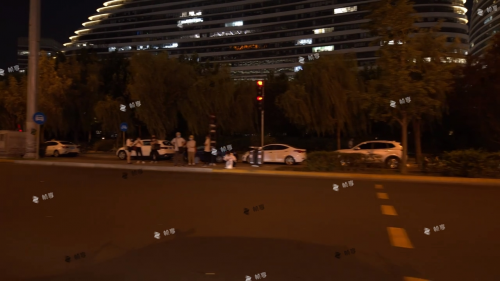 而车外的街道、楼宇都是显示在LED屏幕的画面 哪种潮牌品牌比较好看？（用LED营造车外“实”景，帧享数字影棚助力打造首部司乘轻喜剧）