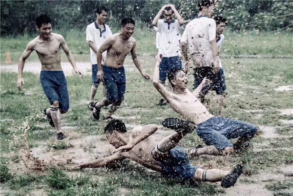 山区也应有广阔的球场 潮牌冬季如何御寒提醒（为足球播下希望的种子，《永不独行》将在隆回首映）