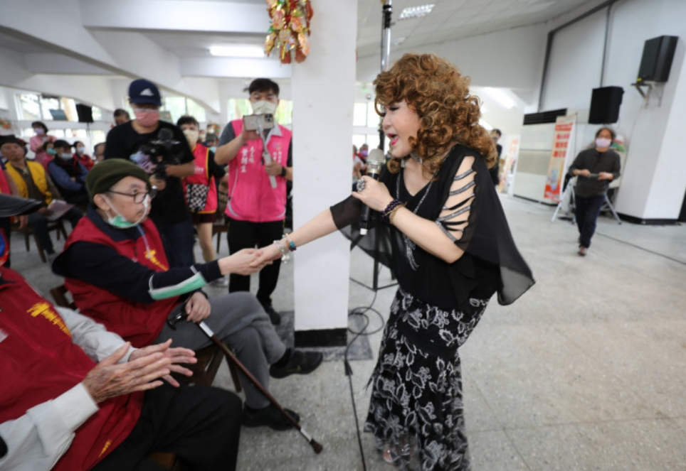 自始至终都没享受到财富 哪种潮牌品牌（70岁资深女星「昔月赚透天厝」 烧尽财产掏17K租30坪屋）