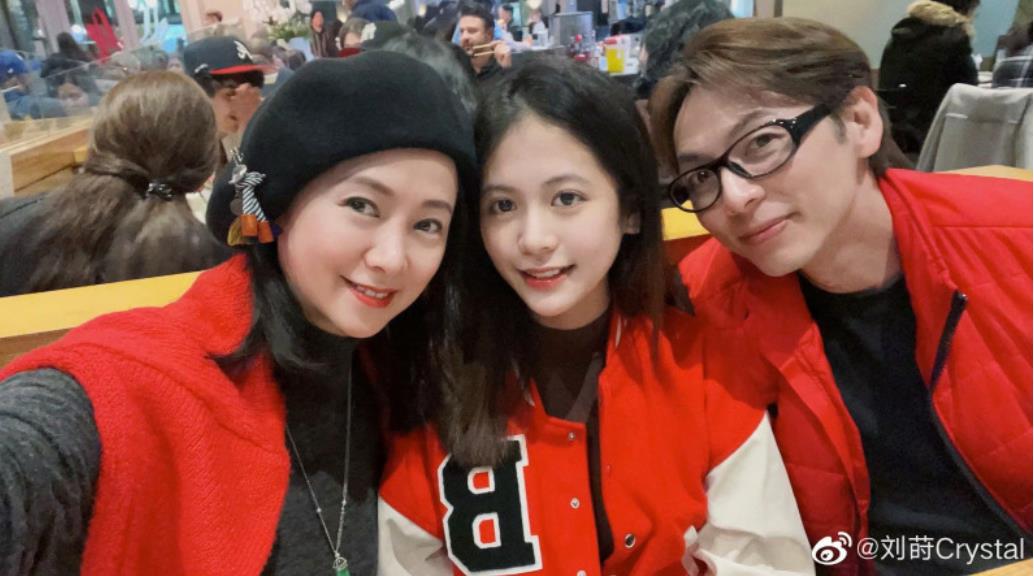 鹅蛋脸、蛋白肌、大眼睛、高鼻梁颜值爆表 潮牌冬季如何御寒提醒（美艳女星15岁女儿正爆了！ 邱淑贞爱女「最美第二代」地位不保）
