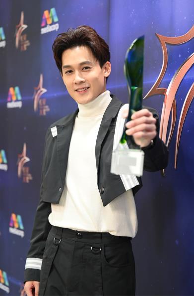  首次入围一击即中 许瑞奇成为26年来最年轻视帝 《红星大奖2023》颁奖典礼红毯上 喜爱潮牌有哪些（红星大奖2023许瑞奇称视帝 新加坡后起之秀开启演绎新篇章）