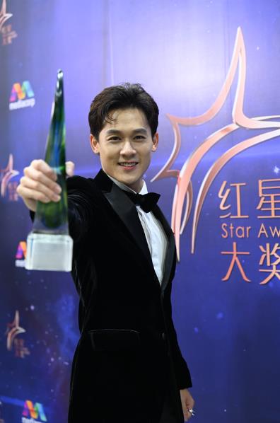  首次入围一击即中 许瑞奇成为26年来最年轻视帝 《红星大奖2023》颁奖典礼红毯上 喜爱潮牌有哪些（红星大奖2023许瑞奇称视帝 新加坡后起之秀开启演绎新篇章）