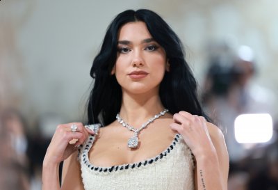 穿着Vintage香奈儿高定礼服 街拍潮牌推荐（2023 Met Gala上的铂金首饰——个性前卫的项链和戒指）