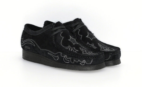  这次合作的鞋款主打皮面贴花设计 2023年最新流行（Supreme x Clarks Originals 联名系列发售）