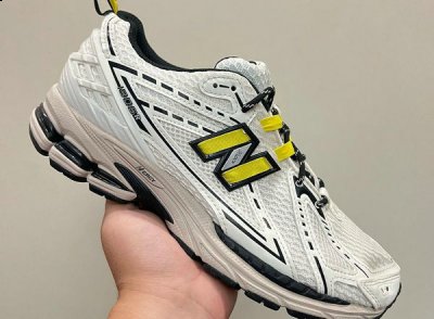 目前这款 GANNI x New Balance 1906R 还未有发售消息曝光 潮牌冬季如何御寒提醒（丹麦时尚品牌 GANNI x New Balance 联名鞋款 1906R 曝光）