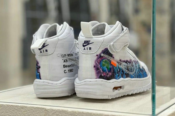  在 2022 年秋冬就曝光过多次的 Off-White™ x Nike Air Force 1 Mid「Graffiti」合作鞋款 2023年最新流行（Off-White x Nike AF1 Mid「Graffiti」联名鞋款即将发售）