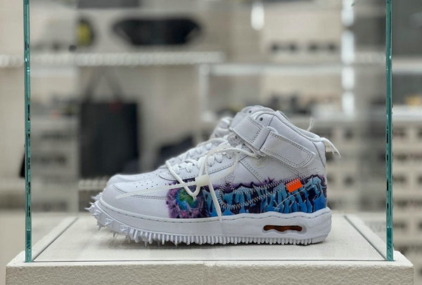  在 2022 年秋冬就曝光过多次的 Off-White™ x Nike Air Force 1 Mid「Graffiti」合作鞋款 2023年最新流行（Off-White x Nike AF1 Mid「Graffiti」联名鞋款即将发售）