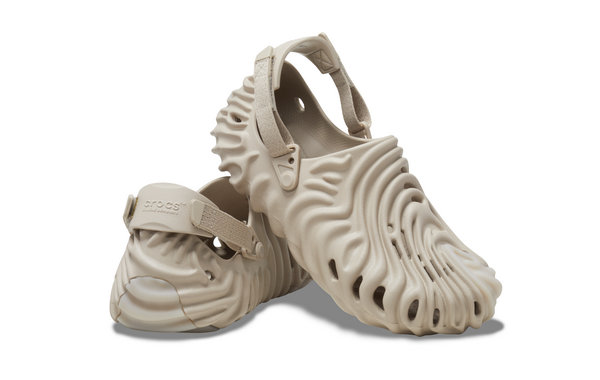  由知名鞋履设计师兼 Crocs Pollex Pod 系列总监 Salehe Bembury 设计的 Crocs Pollex Clog 近来又发布了新配色 – Horchata 杏仁咖 2023潮牌新款推荐（Crocs x Salehe Bembury 联名 Pollex Clog 新配色）