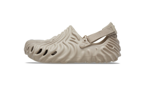  由知名鞋履设计师兼 Crocs Pollex Pod 系列总监 Salehe Bembury 设计的 Crocs Pollex Clog 近来又发布了新配色 – Horchata 杏仁咖 2023潮牌新款推荐（Crocs x Salehe Bembury 联名 Pollex Clog 新配色）