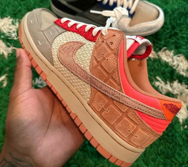 此次联名鞋身包含 CLOT x Nike 过去总共 11 个不同的设计元素 哪种潮牌品牌（CLOT x Nike Dunk「What The」联名鞋款高清图爆出）