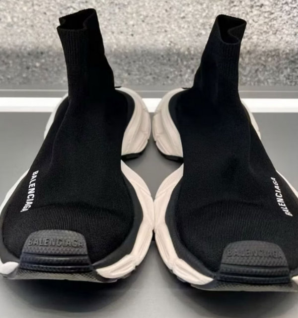 最新曝光！巴黎世家 Speed Trainer 外观结合 3XL Trainer 大底改版鞋 潮牌冬季如何御寒提醒（最新曝光！巴黎世家 Speed Trainer 外观结合 3XL Trainer 大底改版鞋）