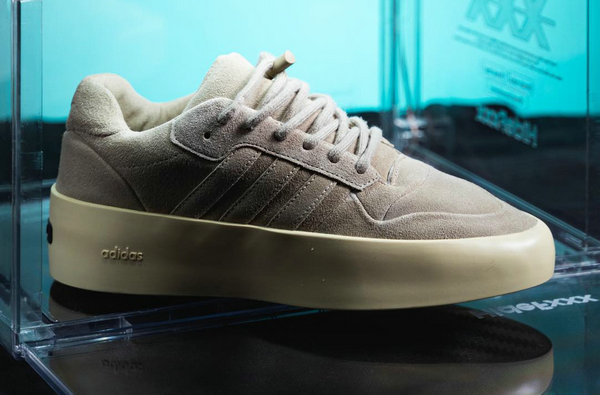  由 Jerry Lorenzo 主理的 Fear of God 与 adidas 携手打造的最新联名鞋款 Rivalry Low 86 曝光 街拍潮牌推荐（Fear of God x adidas 联名 Forum 86 Lo 鞋款曝光）