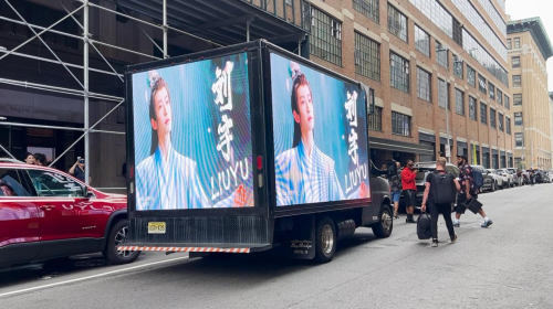 刘宇一身皮革与牛仔的经典搭配 喜爱潮牌有哪些（国风少年刘宇漫步纽约时装周，华流之美绽放大洋彼岸）
